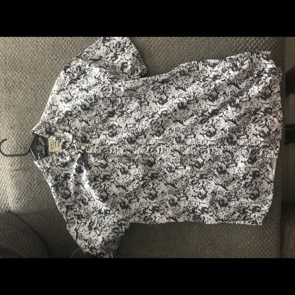 SS button up shirt WITH A GREY/ BLACK ROSE DESIGN - Picture 1 of 2